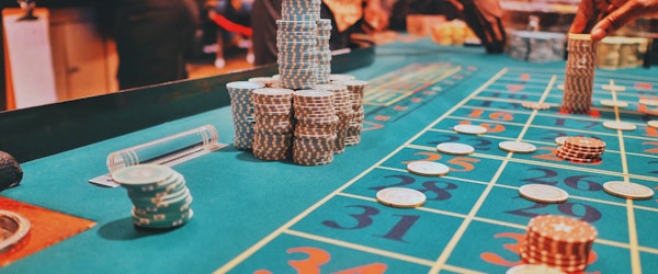 The UK Croupier Salary Study: Regional Variations and Online Casino Trends