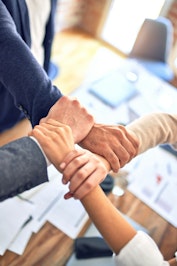Coordinating Field and Desk Teams Under Pressure