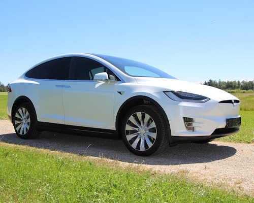 Tesla Offers Real-Time Data Car Insurance To Illinois Drivers